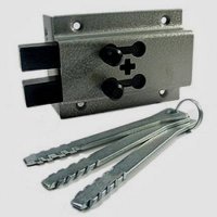 у кого ещё такого типа замки на входных дверях есть ?