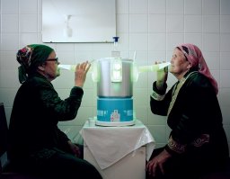 каки-то бабки еще не веселые.... видать не тот приход пошел...