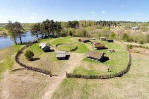 Примерно такая цель и преследовалась, это как раз фото из краеведческих музеев Германии (Гросс Раден) и России, да и текст от Вятской экспозиции.