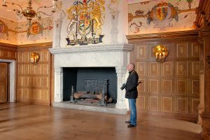 а как обогревали средневековые замки? клали в камин сразу штук 5 среднего размера деревьев. до утра почти хватало.