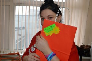 Я смогу покупать такие обеды, если побываю у этой бибигуль и посмотрю в каких условиях делается еда. Несколько лет назад я вступила в группу людей, которые готовят детям с муковисцидозом в РДКБ. Готовили в одной квартире, на большущей кухне. А одна женщина привезла из дома пирожные, назовём их домики. Я тогда как раз была на развозе и лично выдавала детям наборы вкуснях. Короче, в этих домиках я увидела шерсть. Решила не выдавать детям, соврала, что там есть запрещённый для мв продукт, не углядела. Поделилась с оргом, создали ситуацию, чтобы правдами-неправдами попасть к "хозяйке" домой. Сказать, что мы охренели - ничего не сказать  Грязь страшная, собачья шерсть всюду. Прямо сказали ей, что готовить она может только на общей кухне. Это было только начало проекта и на этом печальном опыте у нас появился устав по готовке, а по одной единице обязательно пробуют упаковщики. И сейчас все готовят на своих кухнях и привозят на пункт сбора свои шедевры. Хозяйки все проверенные и аккуратные.