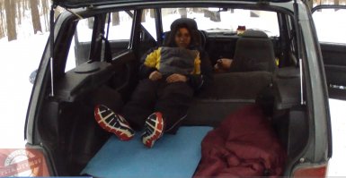 В принципе  представляю.
Просто  людей чьи  доходу позволяют  не присутствовать  рядом с их источником  годами и при  этом  путешествовать не заботясь  о  хлебе насущном  как бы сказать... Очень мало у  нас  таких. Напенсию  не по путешествуешь  и  на процент  с банковского счёта  тем  более. Да и  банки пачками  ликвидируют  ежегодно.
Есть мнение что  это потому  что наша страна  баксы  не печатает  и  вообще явлется  обломком  уничтоженной и  обворованной империи.
 Но  путешествовать  народ умудряется.