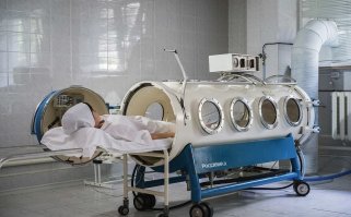 Это кислородная гипербарическая барокамера БЛК - хороший аппарат, который был экономичным в плане расхода воздуха и позволял подключать аппаратуру ИВЛ