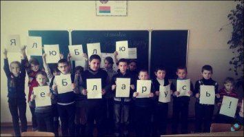 Напомнило историю. 

Когда мой батя ещё в советское время проходил практику на заводе "БелАЗ", был у него в группе один казах. Толковый парниша, но тормознутый слегка. Думали, что бы ему дать для работы, чтобы не напортил ничего студент стрёмный - придумали: крепить буквы "БЕЛАЗ" на решётку радиатора. Вроде зафейлить никак нельзя.
Примерно через час поперёк цеха с душераздирающим криком пробежал мастер участка. Было из-за чего: с конвейера гордо сходила партия машин, на лице которых красовалась надпись "ЕБЛАЗ".