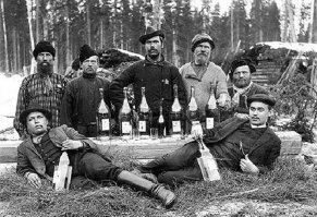 На фото кто угодно,только не жители России.(И взято,скорее всего где-то с Фишек. Видел в каком-то посте.И совсем не про Россию.)