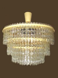 тайна раскрыта,теперь ясно откуда взят дизайн этой некогда мега популярной люстры!