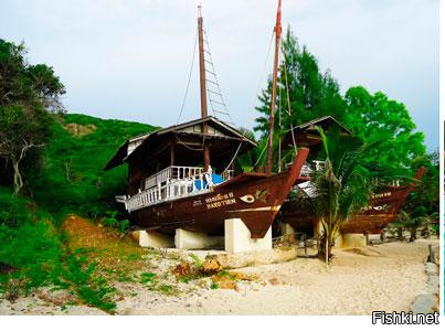 на  пляже Tien? острова  Лан, что около Паттайи можно арендовать номер который представлят из себя старый баркас, расположен он буквально в паре метров от моря в самом конце пляжа.