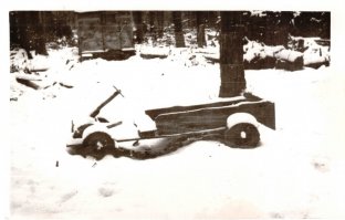 Родители работали на подсочке леса в Томской области. Батя с весны по осень жил в тайге, а я к нему приезжал погостить на недельку. Вот такой тарантас он мне сколотил)) Рад был помню капец ..)))