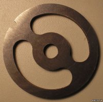 Автор, ты главное не сказал, где брать оболочку и скока стоит.
Я покупал ее в мяснове, цена была вроде 120руб за 2-3 метра при диаметре сантиметра 4, давно делал, не помню, короче если чистая курица 120р кг, прибавка в цене около 50р на килограмм очень даже чувствуется.
И еще, я когда делаю воду не добавляю, жир в курице дает достаточно сока-влажности, немного молока только. И еще важный момент - я использую вот такую насадку, получсается не фарш, а рубленное мясо, так вкуснее.