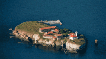 Остров святой Анастасии, община Бургас, Болгария.
На острове есть музей, церковь, а так же туристические объекты.