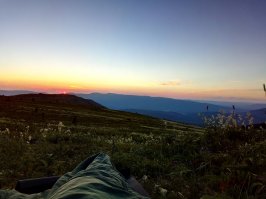 мой спальник под открытым небом на Иремеле. Ночью ни одного огонька от ближайших деревень.
