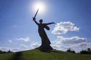 Два раза через всю страну приезжал в Волгоград. Много людей с детьми - те жрут мороженое, ходят по холму, орут у вечного огня,тупят. С одной стороны - прискорбно, а с другой... Хорошо уже то, что их сюда привели, что-то рассказали. Может они поймут со временем и в памяти останется образ Родины-Матери.