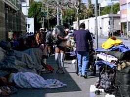 Ваша цифра о бездомных в России взята из источника некой "правозащитной организации", которая не проводила никаких исследований. 
 
Бездомные в России не могут сильно расплодиться, как вид по целому ряду объективных обстоятельств. Начиная с очень холодного климата и заканчивая отсутствием всяческих пособий и вспоможений тунеядцам. 

То есть выжить бездомному в России практически невозможно сколь-либо долгое время. В картонной коробке не перезимуешь. Поэтому бездомные, конечно есть, трутся в основном на вокзалах, но их численность весьма ограничена по объективным обстоятельствам. Просто потому что у нас не так тепло, как, например, в Калифорнии: