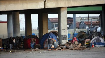 Ваша цифра о бездомных в России взята из источника некой "правозащитной организации", которая не проводила никаких исследований. 
 
Бездомные в России не могут сильно расплодиться, как вид по целому ряду объективных обстоятельств. Начиная с очень холодного климата и заканчивая отсутствием всяческих пособий и вспоможений тунеядцам. 

То есть выжить бездомному в России практически невозможно сколь-либо долгое время. В картонной коробке не перезимуешь. Поэтому бездомные, конечно есть, трутся в основном на вокзалах, но их численность весьма ограничена по объективным обстоятельствам. Просто потому что у нас не так тепло, как, например, в Калифорнии: