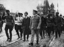 А потом, например, Троцкий резко помолодел. Вот, что значит живительная сила революции!)) В 1919 году он выглядел уже так:
