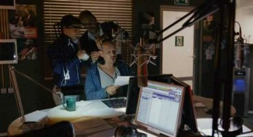 А я его запомнил по фильму "День Радио".   :)