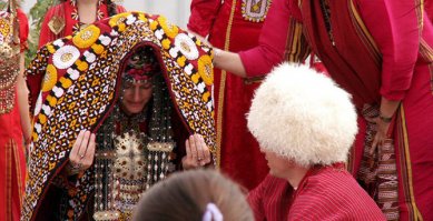 Смотря где эта бабушка жила в СССР. Свадьба свадьбе рознь. Особенно если женятся по местным обычаям, и в традиционной одежде - тогда это платье можно из века в век одевать потомкам;)