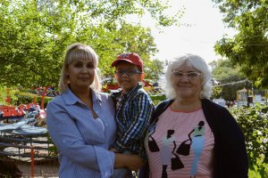 1. Отец- глава семьи, на вершине иерархии
2. Мать- учит детей любить отца. Выстраивает отношения.
3. Дети.

Вот такая модель семьи сейчас активно навязывается. В будущем у детей будут проблемы с социализацией.