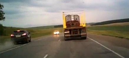 Так делают большинство нормальных водителей, кто не успел по какой то причине завершить обгон. Что бы не подвергать опасности встречное движение.