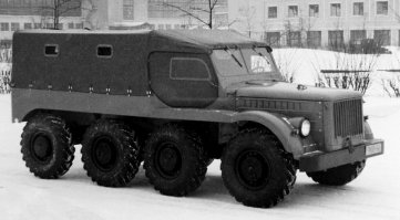Всхлип автора про "достать чертежи из пыли", конечно, позабавил. До фига придется извлекать с антресолей, не "Лосем" единым были интересны советские КБ. Подобная тема разрабатывалась и на ГАЗе, и на УралАЗе, и на КрАЗе. Вот, к примеру, ГАЗ-62Б и ГАЗ-44 с "шишигой" на борту. Ну, и трёхосная шишига вдогонку.
Вот экспериментальный