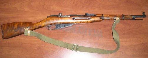 Мосин укороченый 38го года. Он чуть больше метра помойму. Мальцу в самый раз.
