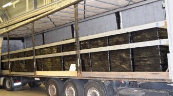 чушь какаято, вот так везут сигареты с Польши в Норвегию, фурами, какие нах бревна)))