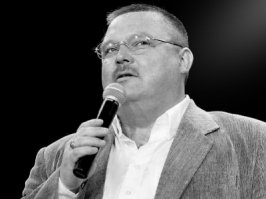 итить жеж! какие нафиг "тверитяне" ?  
Пусть этот вечер будет как вечность,
Шум Миллионной пусть помолчит.
Вам под часами назначены встречи,
Так что гуляйте, мои тверичи.