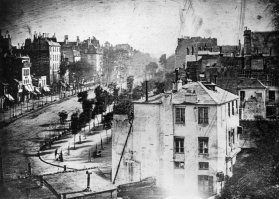 Луи Дагер, "Бульвар Дю Тампль". Считается первой фотографией живого человека: Чистильщик обуви и его клиент, в левом нижнем углу снимка.