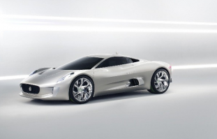 Jaguar C-X75
Мотор смешного объема 1,6 литра, оснащенный турбиной и механическим нагнетателем, можно крутить до 10 000 об/мин, его мощность достигнет 500 л.с. Стоимость новинки примерно 1,1 1,4 млн долларов. Тираж Jaguar C-X75 будет ограничен 200 экземплярами.