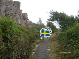 Был дождь,  но мы шли. Вроде бы и  страшно - ветер сильный, но и как бы защищен -  обитаемая территория (territorialvatten   территориальные воды) 
Наверное мы слабые духом   
Но , кто сильный - тот поскачет по глине под дождем . Наш вояж - фотка  старенькая