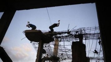 Эти герои вообще то на Дарвинскую премию тянут
Напомнило анекдот:
Сидит чукча на дереве, пилит ветку, на которой сидит
Мимо проходит мужик и говорит:
"Ты это, что делаешь? Ты же грохнешься вместе с веткой!"
Чукча:
"Чукча не дурак, чукча знает что делает!"
Короче мужик ушел, чукча продолжает пилить пока действительно не грохнулся вместе с веткой.
Чукча встает, отряхивается и говорит:
"Шаман,однако..."