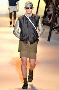 Угу, черные носки как раз великолепно подходят к сандалиям, желательно коричневого цвета, а если еще и короткие штаны одеть, так ваще звезда!