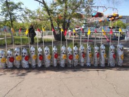 Строй г"ндонов,что-ли?
А вообще-за большим исключением,всё это делали люди,у которых руки растут из жопы,но очень чешутся.И такие везде есть.У нас с лебедями этими из покрышек за"бли...