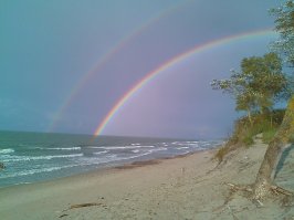 Ну раз тут в комментах вложили радугу, то и я не удержусь. Покажу ту, что совсем недавно перед штормом у нас случилась. Фото правда не особо качественные, но радуга завораживает.