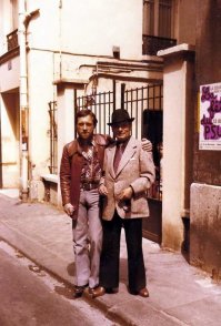Май 1976-го. Владимир Высоцкий и Алёша Дмитриевич на одной из улиц Парижа.
Существует довольно большая серия снимков Высоцкого с Дмитриевичем. 
Кто делал эти снимки я не знаю. Интересно узнать пели ли они друг другу или вместе. И если пели, то что?