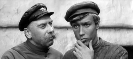 Командир полка "Служили два товарища" , не главная роль , но запоминающаяся.