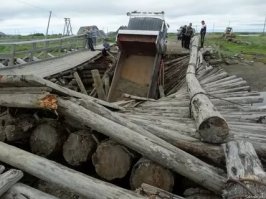Дурное дело не  хитрое. Дорого и  сложне чем кинуть пару  бетонных балок  и плит. 
Но !
 если предположить что  такой  вот  гусеничный 3Д  принтер пригонят  на  дальний север   и  он  там  будет что попало  печатать  типа  дорожек, мостиков, балок  и  т.д.  Да  ещё за  ним  будет ползать гусеничный  мини  бетон-завод  а  цемент  будут скидывать с парашютом ... тогда  да - окупятся  вложения в  разработку. Привезти  пару  десятков  разно размерных бетонных плит  вертолётом  в  тайгу или  за полярный круг мягко говоря  ДОРОГОВАТО !!! А вот   гонять там    универсальный  бетонопринтер   выйдет  выгоднее  намного. НУ или   ещё  выгоднее  в говнах там  лазать и нечего не строить кроме буровых.