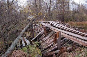 Дурное дело не  хитрое. Дорого и  сложне чем кинуть пару  бетонных балок  и плит. 
Но !
 если предположить что  такой  вот  гусеничный 3Д  принтер пригонят  на  дальний север   и  он  там  будет что попало  печатать  типа  дорожек, мостиков, балок  и  т.д.  Да  ещё за  ним  будет ползать гусеничный  мини  бетон-завод  а  цемент  будут скидывать с парашютом ... тогда  да - окупятся  вложения в  разработку. Привезти  пару  десятков  разно размерных бетонных плит  вертолётом  в  тайгу или  за полярный круг мягко говоря  ДОРОГОВАТО !!! А вот   гонять там    универсальный  бетонопринтер   выйдет  выгоднее  намного. НУ или   ещё  выгоднее  в говнах там  лазать и нечего не строить кроме буровых.