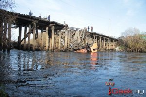 Дурное дело не  хитрое. Дорого и  сложне чем кинуть пару  бетонных балок  и плит. 
Но !
 если предположить что  такой  вот  гусеничный 3Д  принтер пригонят  на  дальний север   и  он  там  будет что попало  печатать  типа  дорожек, мостиков, балок  и  т.д.  Да  ещё за  ним  будет ползать гусеничный  мини  бетон-завод  а  цемент  будут скидывать с парашютом ... тогда  да - окупятся  вложения в  разработку. Привезти  пару  десятков  разно размерных бетонных плит  вертолётом  в  тайгу или  за полярный круг мягко говоря  ДОРОГОВАТО !!! А вот   гонять там    универсальный  бетонопринтер   выйдет  выгоднее  намного. НУ или   ещё  выгоднее  в говнах там  лазать и нечего не строить кроме буровых.