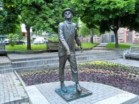 Поезжайте в Киев и спросите там, что делал Паниковский до революции, и вам скажут, что до революции Паниковский был слепым. Я выходил в очках и с палочкой на Крещатик и просил какого-нибудь господина почище помочь бедному слепому перейти улицу. На другом тротуаре у него уже не хватало часов или бумажника... Я платил городовому на углу Крещатика и Прорезной пять рублей в месяц, и меня никто не трогал .