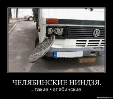 В Челябинске канализационный люк на дороге прикрыли стулом