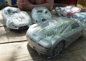 У меня фотографии есть разные, да не про твою честь. А вот тебе выложу другую фотку. 
Ты на этой фотке засветил женское декольте и обручальное кольцо на правой руке. Думаю, это твоя женщина (сочувствую ей). 
Не понятно только после твоих комментариев, тебе ее слишком много или слишком мало. 
Почему ты так на аватарки других женщин "слюной" брызгаешь, даже хохлушками не брезгуешь.