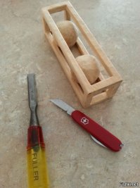 Парень бензопилой превратил прогнивший пень в ведро со льющейся водой