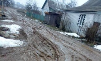 Государство не заботиться о нашем здоровье,это просто очередной повод накосить штрафов в казну без особых напрягов!  
У нас так в Беларуси лет 5 назад всех обязали носить в тёмное время фликеры,нет фликера штраф! Претензий нет,я полностью согласен,в тёмное время человека на дороге(трассе) действительно сложно увидеть без отражательных элементов,вообщем где большой потом машин он необходим,я согласен, но сейчас менты(гайцы) катаются по частному сектору с убитыми дорогами,(где разогнаться больше 15-20 просто не реально)и тупо косят деньги,мужичок ехал с битончиком за водой штраф,сосед шёл к соседу стрельнуть сигаретку штраф,студент шёл на остановку общественного транспорта,тоже получи распишись! 
Вообщем очередной побор красиво разрекламированный якобы всё на благо людей! 
P.S. И сам я не курю!