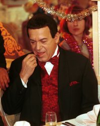 Как богачи борются с залысинами? Звезда реалити-шоу показал это на себе