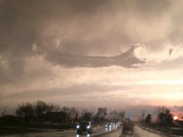 огромная рука кидает окурок