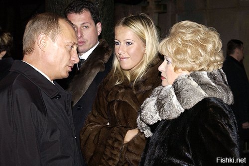 Эта девушка ой как непроста-)) 



Ну вобщем Путин близкий друг семьи Собчак, т.к что девушка может резвиться на политическом поприще как ей вздумается.