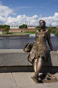 Очень хороший город.  Самые лучшие впечатления, даже несмотря да дождливую погоду на майские праздники в этом году.

Ну, а это - памятник туристке..:-))