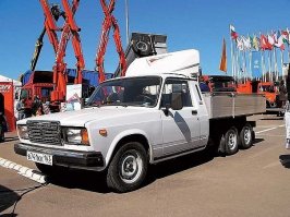 Такой документ был, но существовали жесткие ограничения. Для частника, например, предел по двигателю, максимум "Жигуль"-копейка, пикапы под запретом. Считалось, что массовый выпуск пикапов заводу невыгоден, поэтому мелкосерийным производством занимались различные профильные предприятия. Самоделками это назвать трудно, потому что проекты проходят соответствующие инстанции для официального производства. Сколько таких машин бегает по стране. Из таких небольших предприятий рождаются крупные заводы. Курганский автобусный, например... Кстати, недавно встретил вот такой экземпляр.