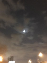 Судя по тому, что на фонарях похожий символ, был применён фильтр с дыркой этой формы.